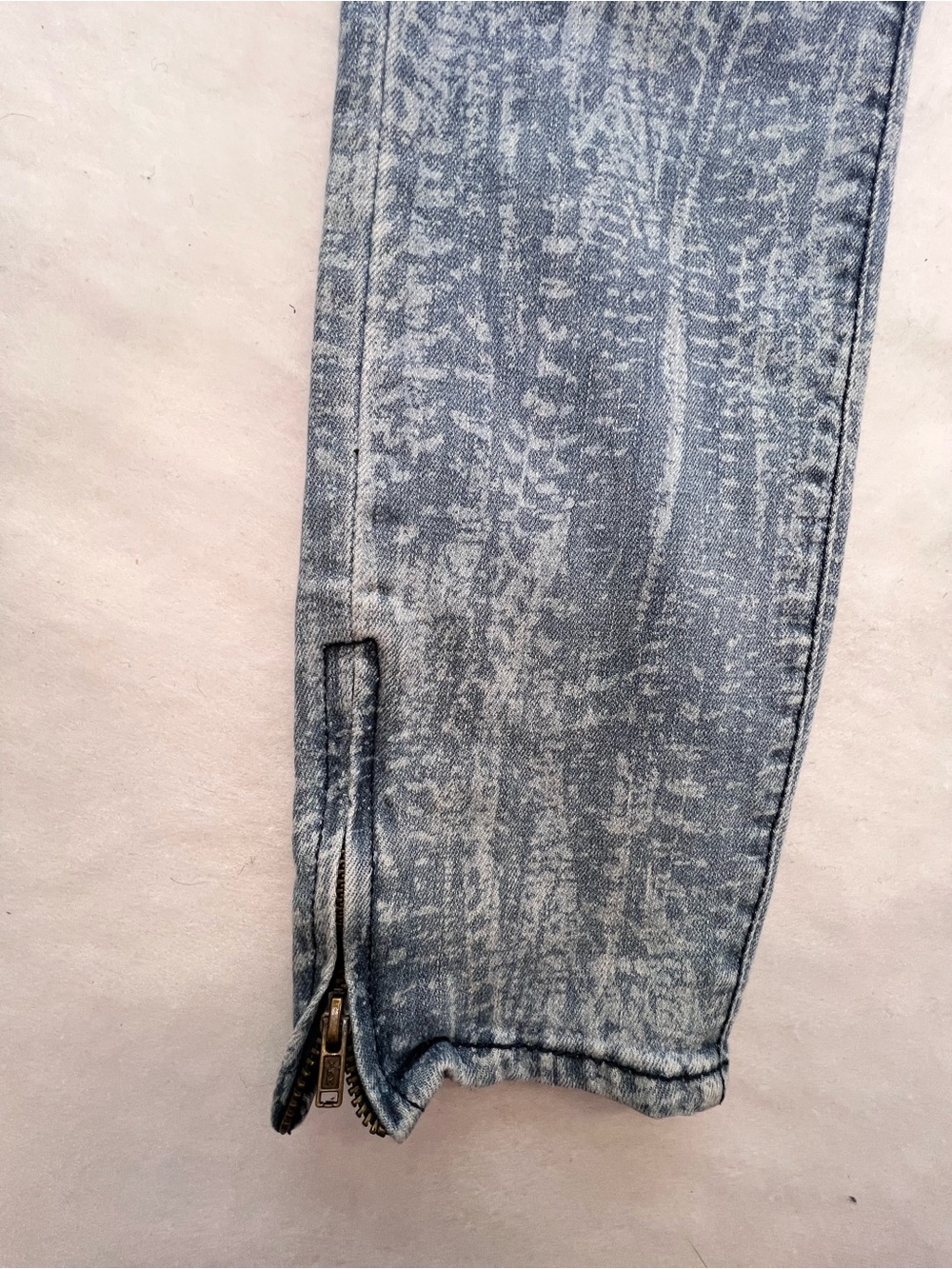 Free People Feather Print Skinny Jeans - Size 29 - Picture 5 of 11